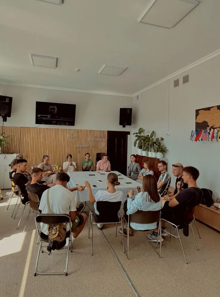 Kropla spadająca z kranu nad ekranem telefonu